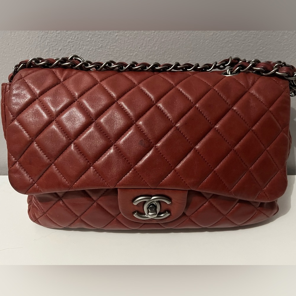 Lambskin Burgundy Lambkin Chanel Classic Pre-loved.